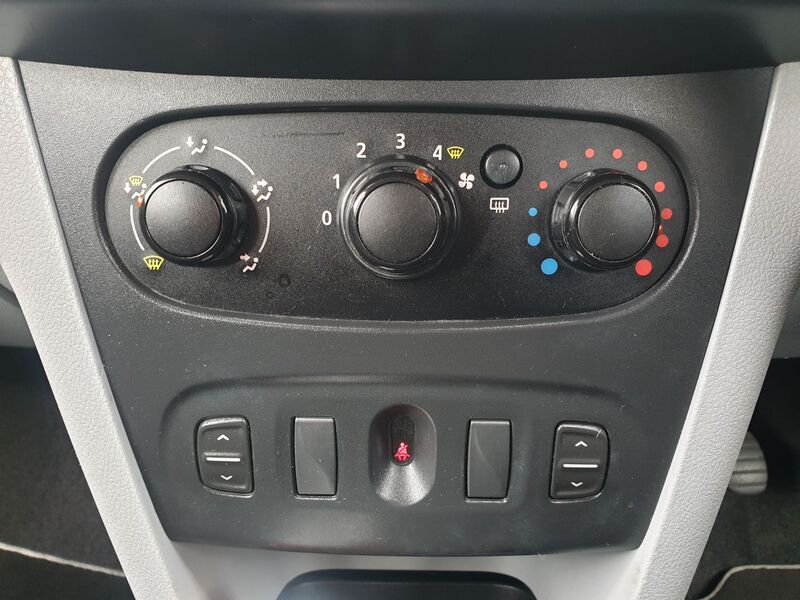 DACIA SANDERO AMBIANCE DCI 2013