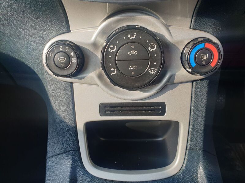 FORD FIESTA ZETEC 2009