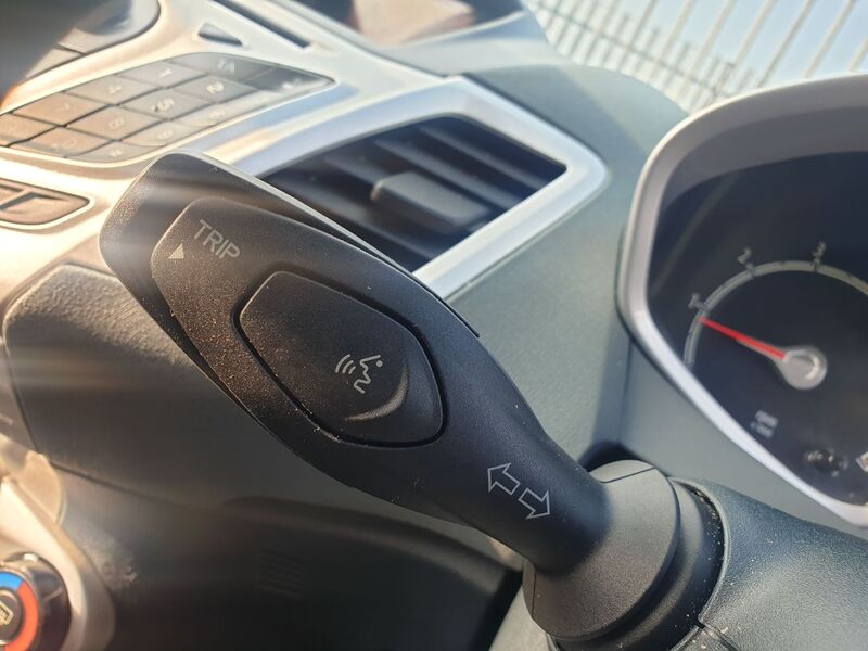 FORD FIESTA ZETEC 2009