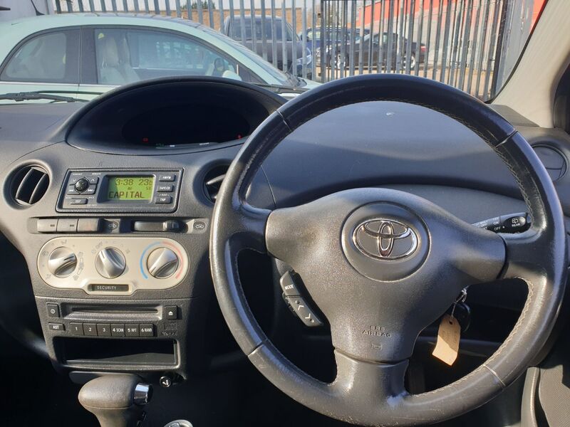 TOYOTA YARIS VVTI T SPIRIT 2003