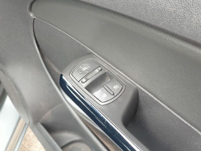 VAUXHALL CORSA ACTIVE AC 2012