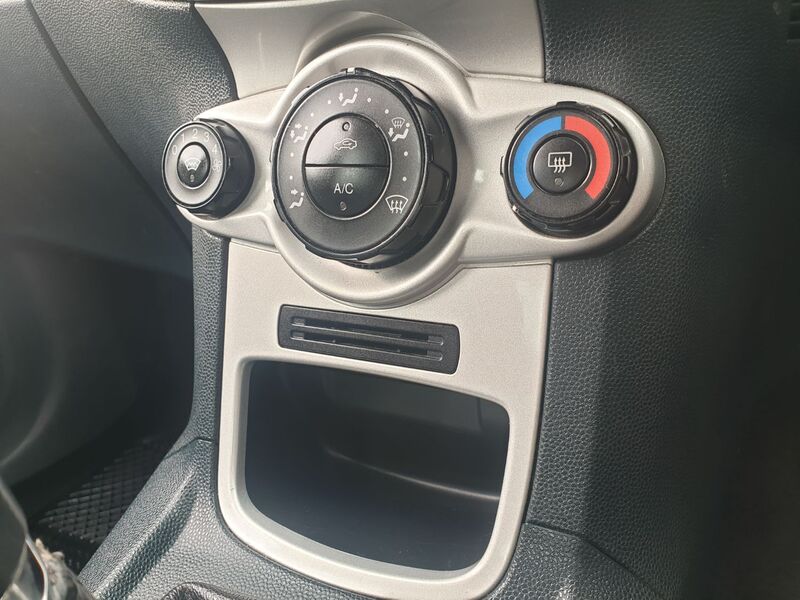 FORD FIESTA ZETEC 2010