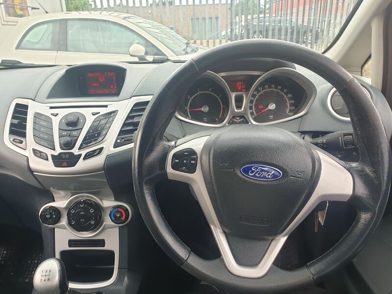 FORD FIESTA ZETEC 2010