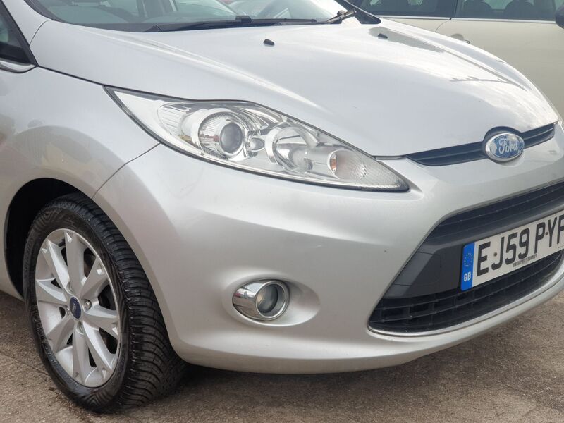 FORD FIESTA ZETEC 2010