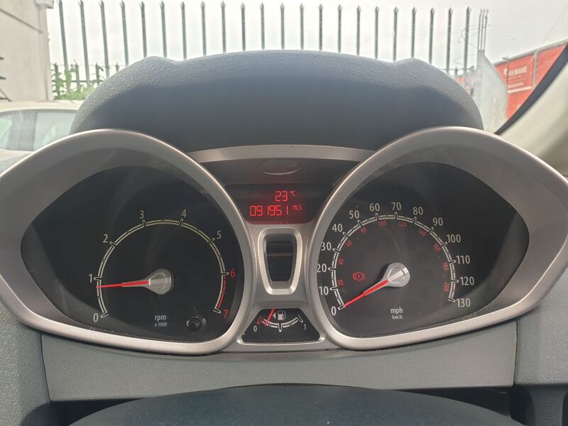 FORD FIESTA ZETEC 2010