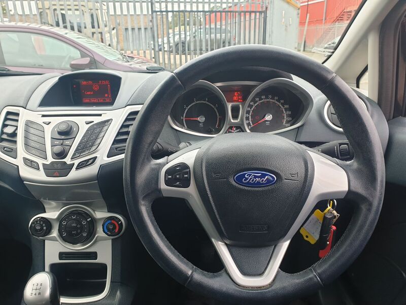 FORD FIESTA CENTURA 2012
